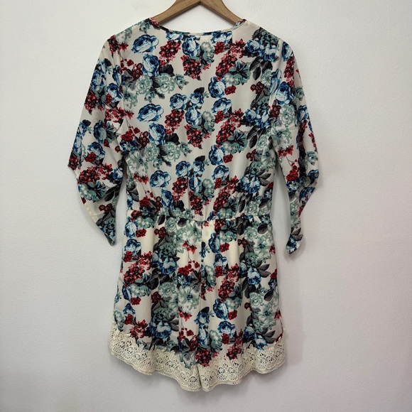 Love Culture Floral and Lace Romper NWT size Medium - Picture 3 of 11